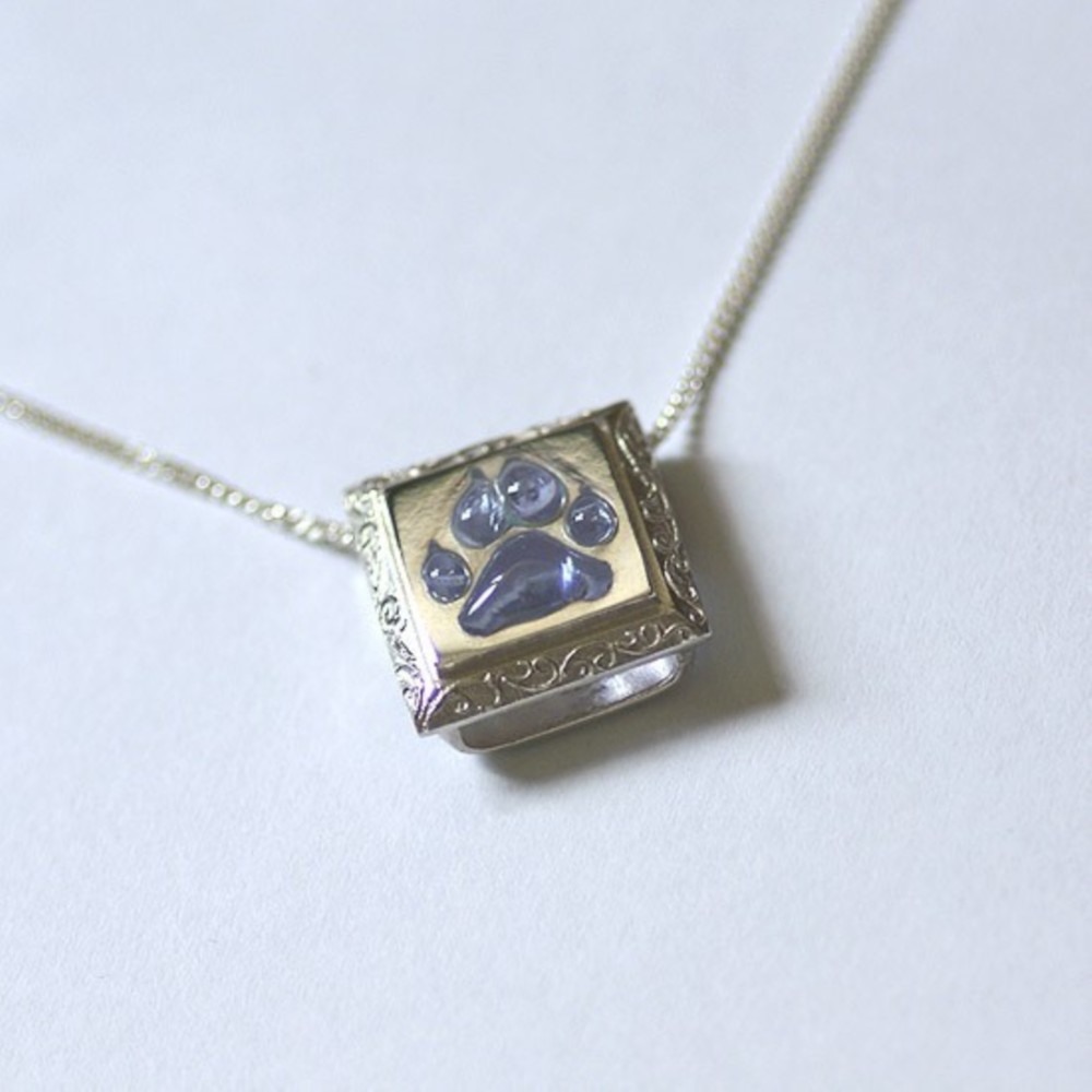 スクエア肉球ペンダント【送料無料】色が変わる肉球と唐草の四角い首飾り