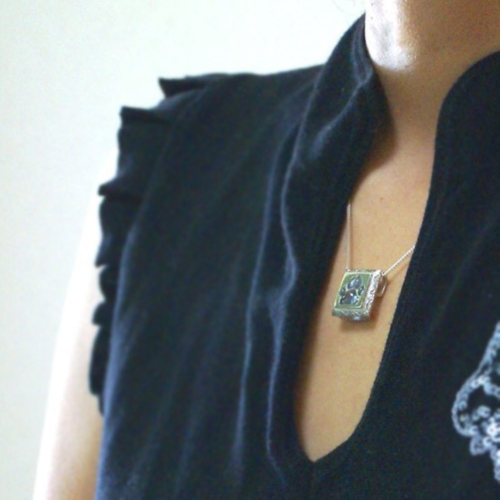 スクエア肉球ペンダント【送料無料】色が変わる肉球と唐草の四角い首飾り