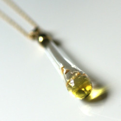 K18 金色玻璃吊墜 ★ 免運費 ★ K18 製成的項鍊，在水滴形玻璃中帶有金色閃光。 第1張的照片