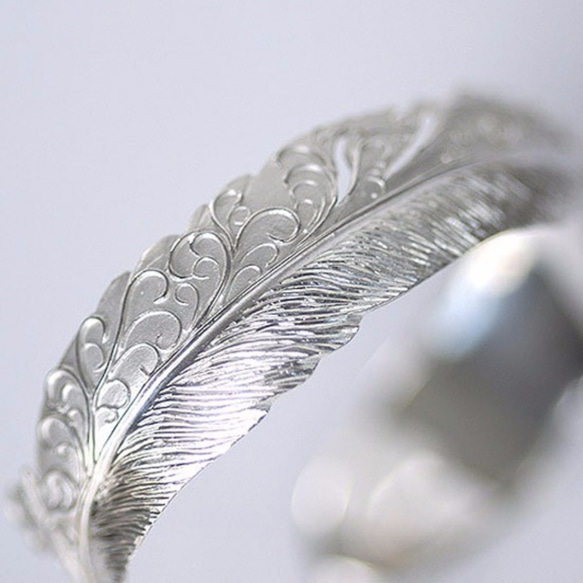 Arabesque x Feather Bangle [包郵] 帶有日本傳統雕刻的銀色雕刻羽毛手鐲 第1張的照片