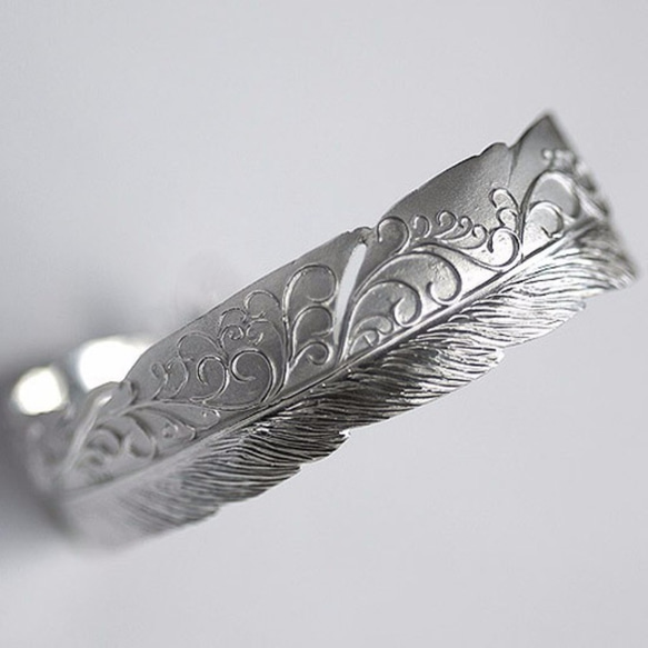 唐草×フェザーバングル【送料無料】銀に伝統技法の和彫りで羽根を彫り込んだアラベスクの腕輪 7枚目の画像