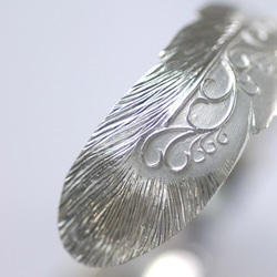 唐草×フェザーバングル【送料無料】銀に伝統技法の和彫りで羽根を彫り込んだアラベスクの腕輪 9枚目の画像