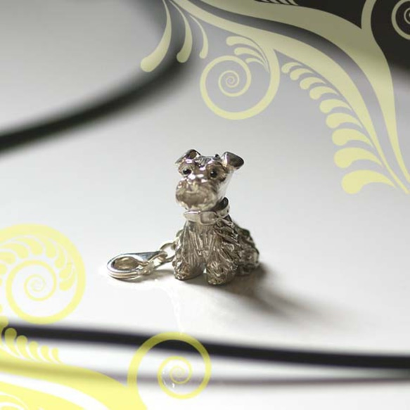 Sitting schnauzer charm pendant 2 [Free shipping] 可以刻上坐著的下垂耳朵雪納瑞 第3張的照片