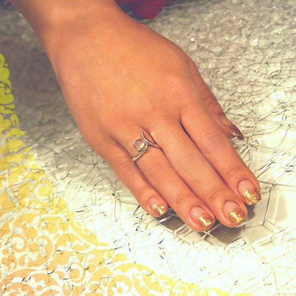 V 形玫瑰石英戒指 [包郵] 圓形凸圓形切割紅色水晶鑲嵌在與平滑曲線相結合的戒指上。 第5張的照片