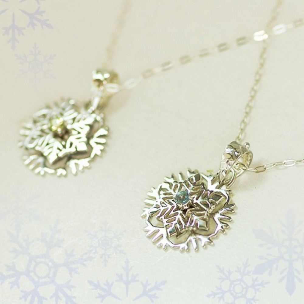 回転する雪の結晶ペンダント【日本国内送料無料】くるくると回転して風に舞う雪を連想するシルバーペンダントです