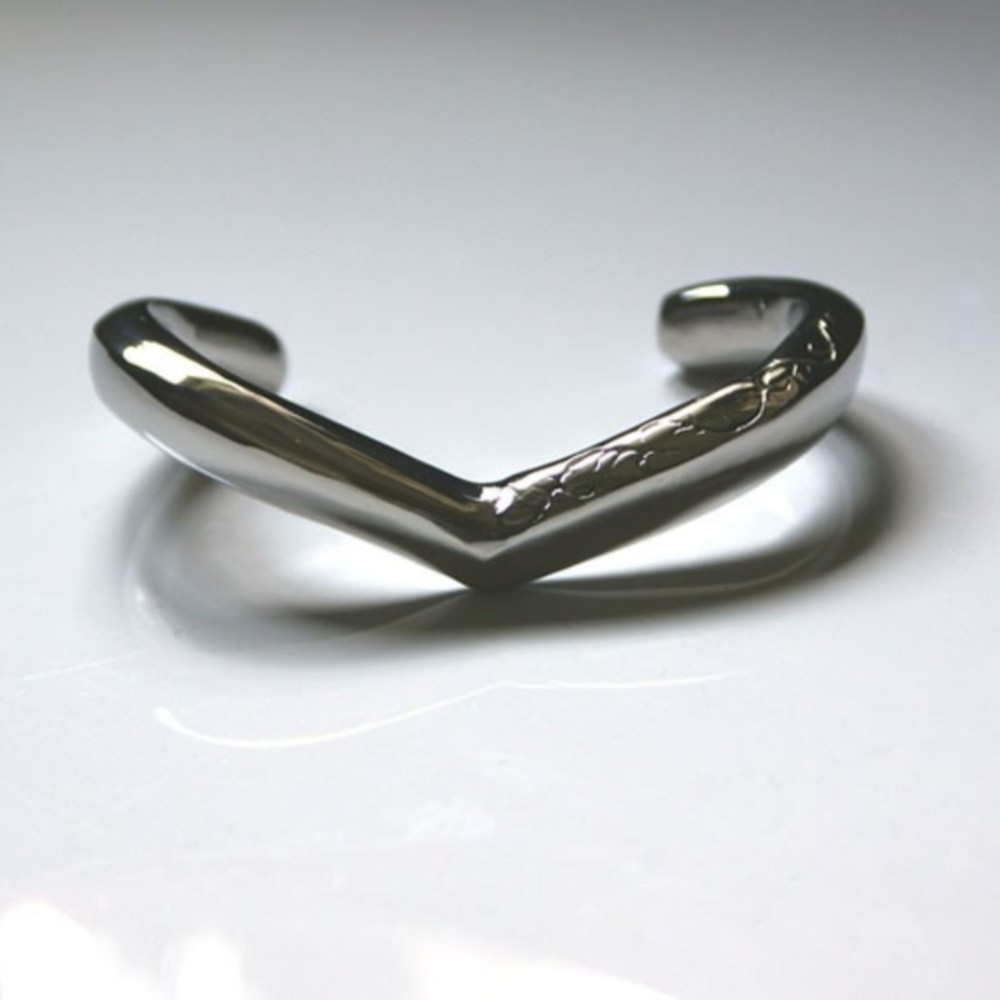 V Line　Stainless Bangle 9,360円