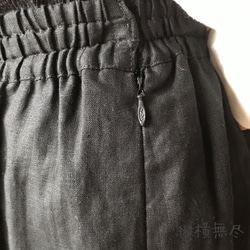 素材感を楽しめるシンプルな6枚はぎのリネンスカート　黒 6枚目の画像