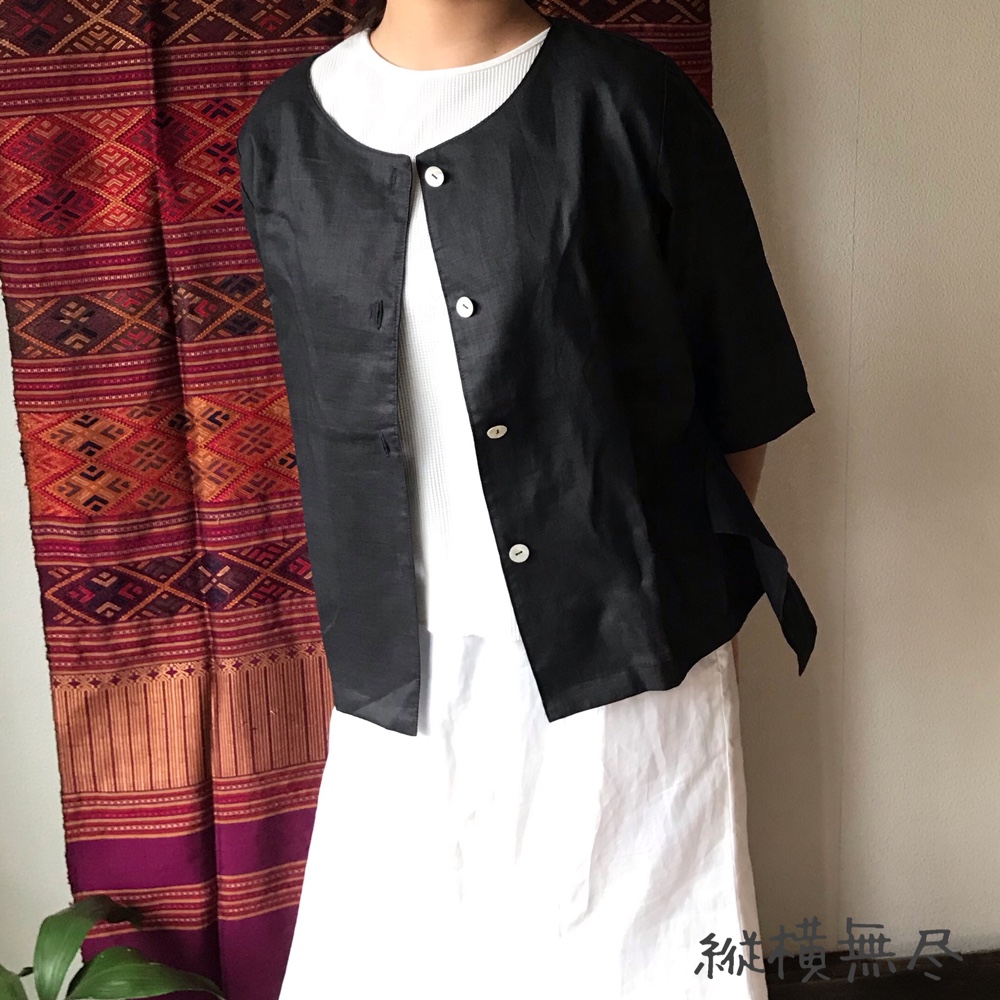 イレギュラーヘム裾と肌見せ袖スリットが楽しいリネンの前開き半袖ブラウス