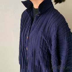 贅沢ピンタックと着物風袖なしで身巾がゆったりのポンチョ風前開きコットンブラウス　紺 8枚目の画像