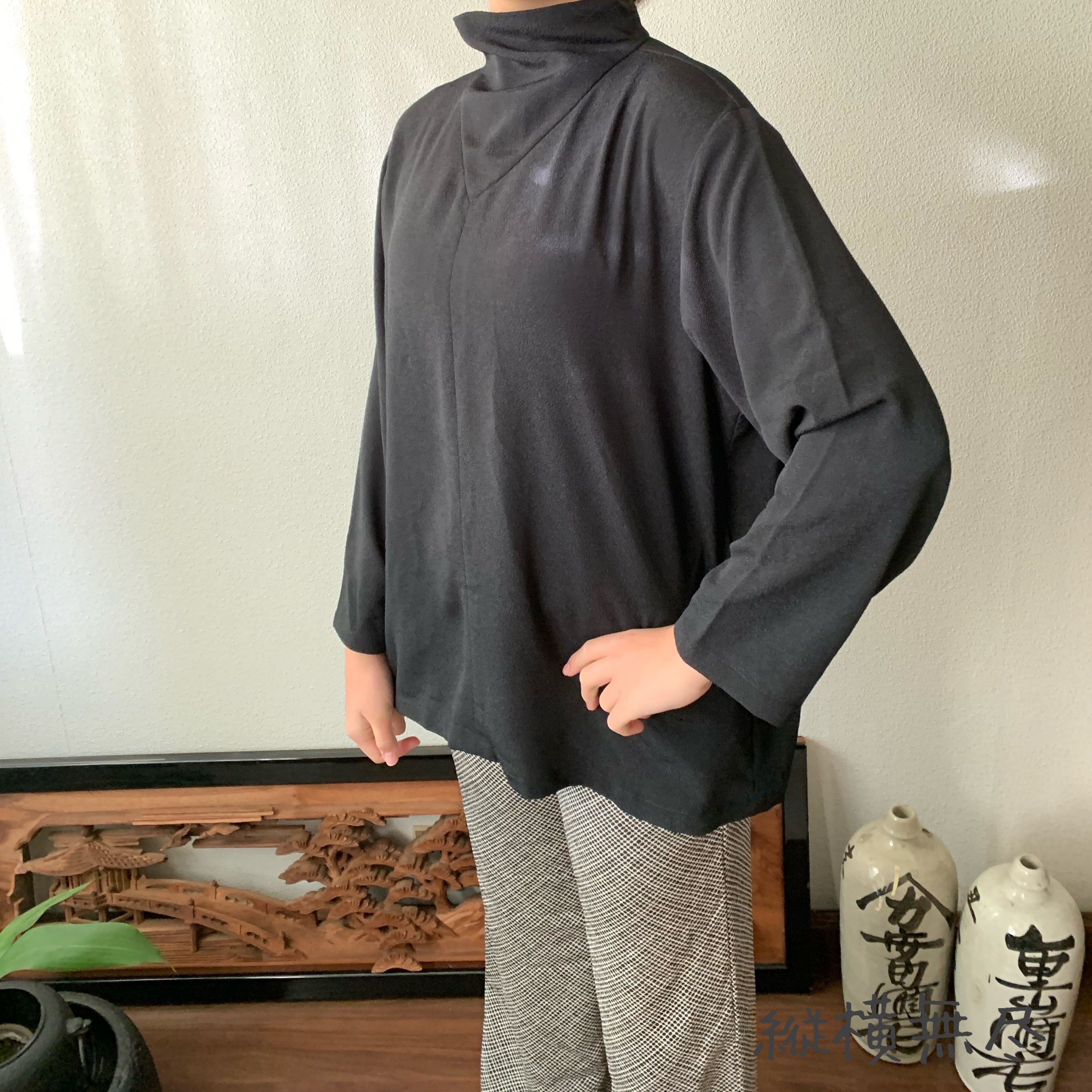 シンプルに首元綺麗なちりめんブラウス　インナーづかいも楽しい