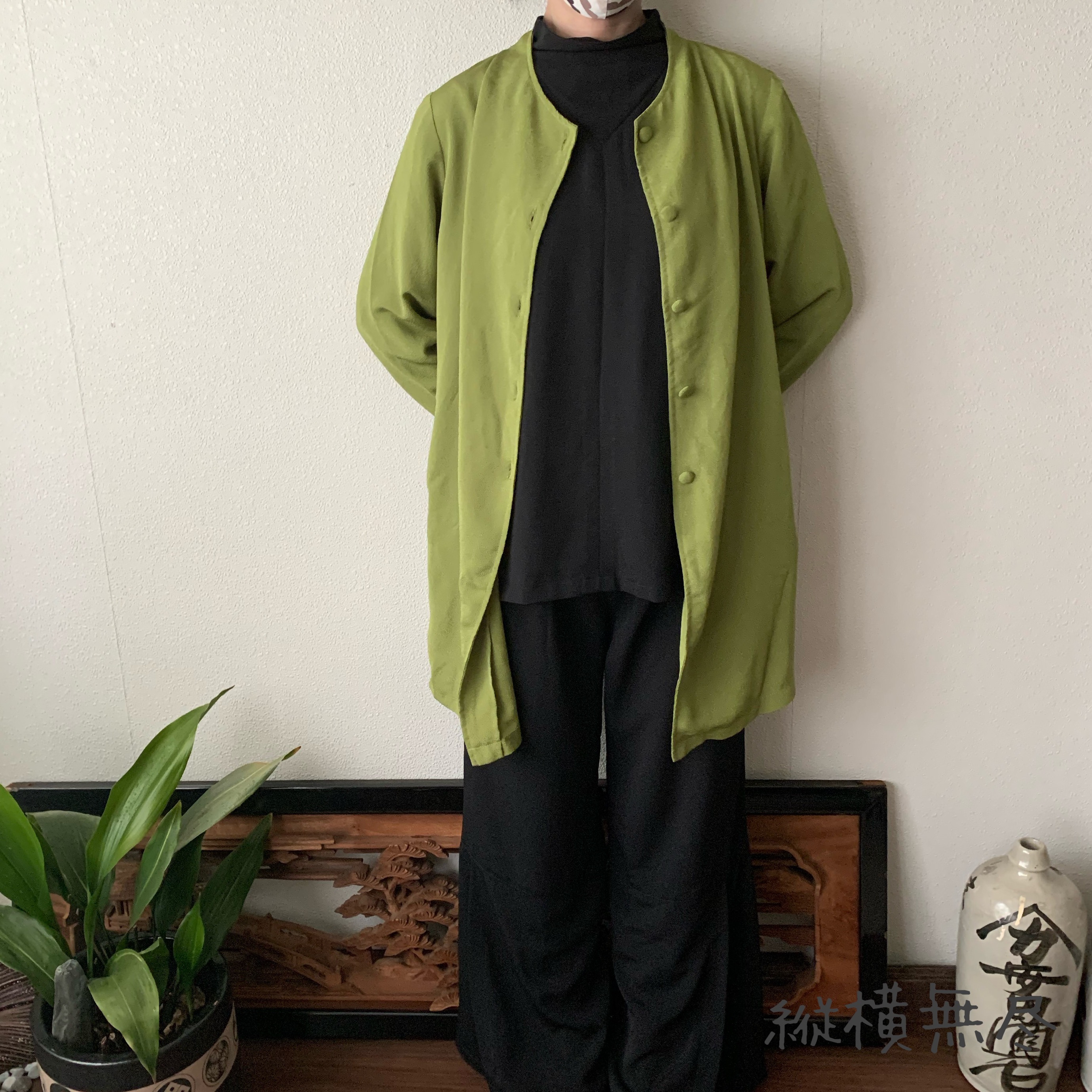 くるみボタンの前開きシンプルちりめんブラウスジャケット　お腹とお尻をしっかり隠してすっきりライン　グリーン