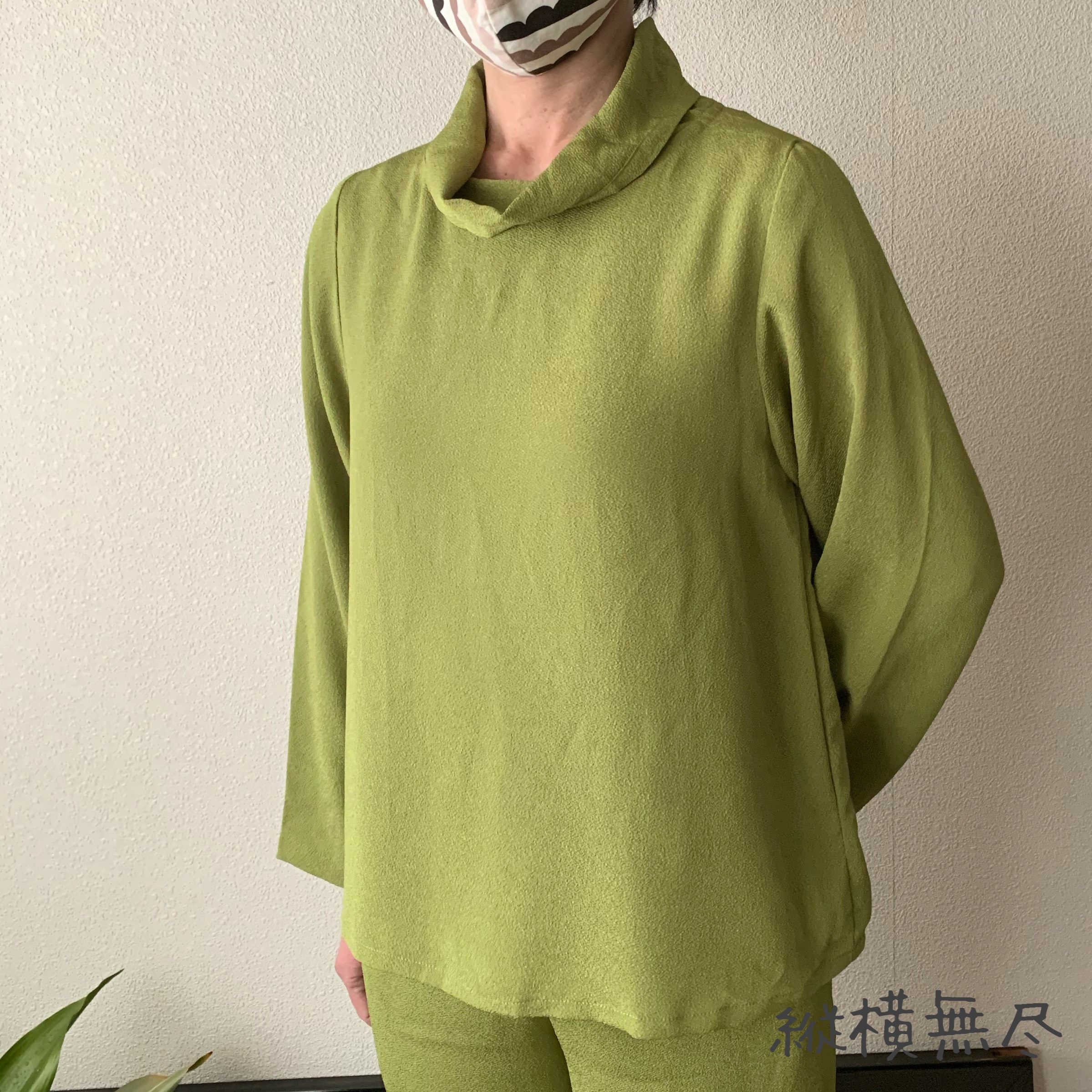 首後ろのくるみボタンがアクセントなシンプルちりめんブラウス　インナーづかいも嬉しい　グリーン