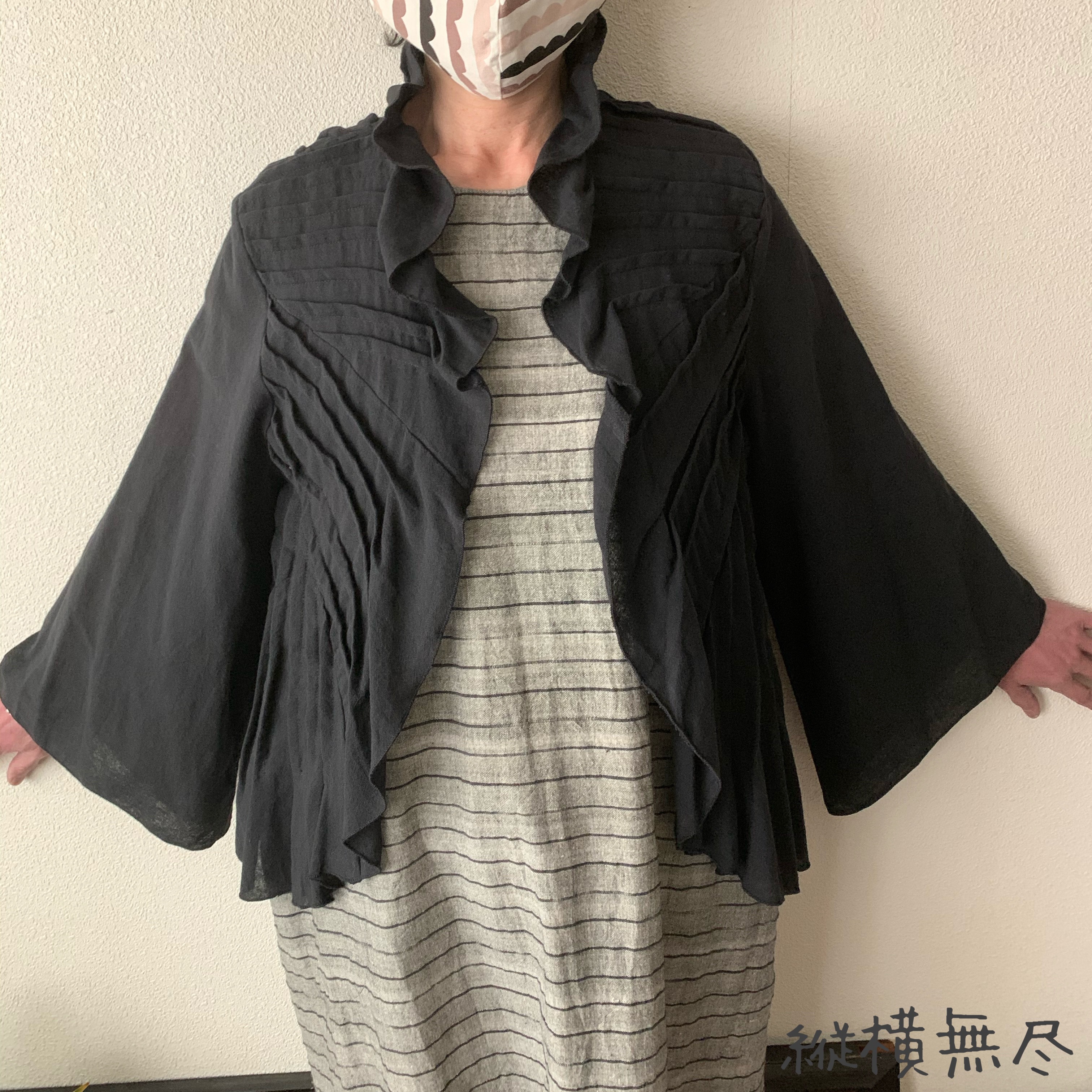 羽織りやすい前開きボレロ風ブラウス　大人の縦ラインフリルとフレアスリーブ袖が美しいライン　黒