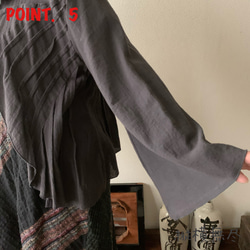 羽織りやすい前開きボレロ風ブラウス　大人の縦ラインフリルとフレアスリーブ袖が美しいライン　チャコールグレイ 6枚目の画像