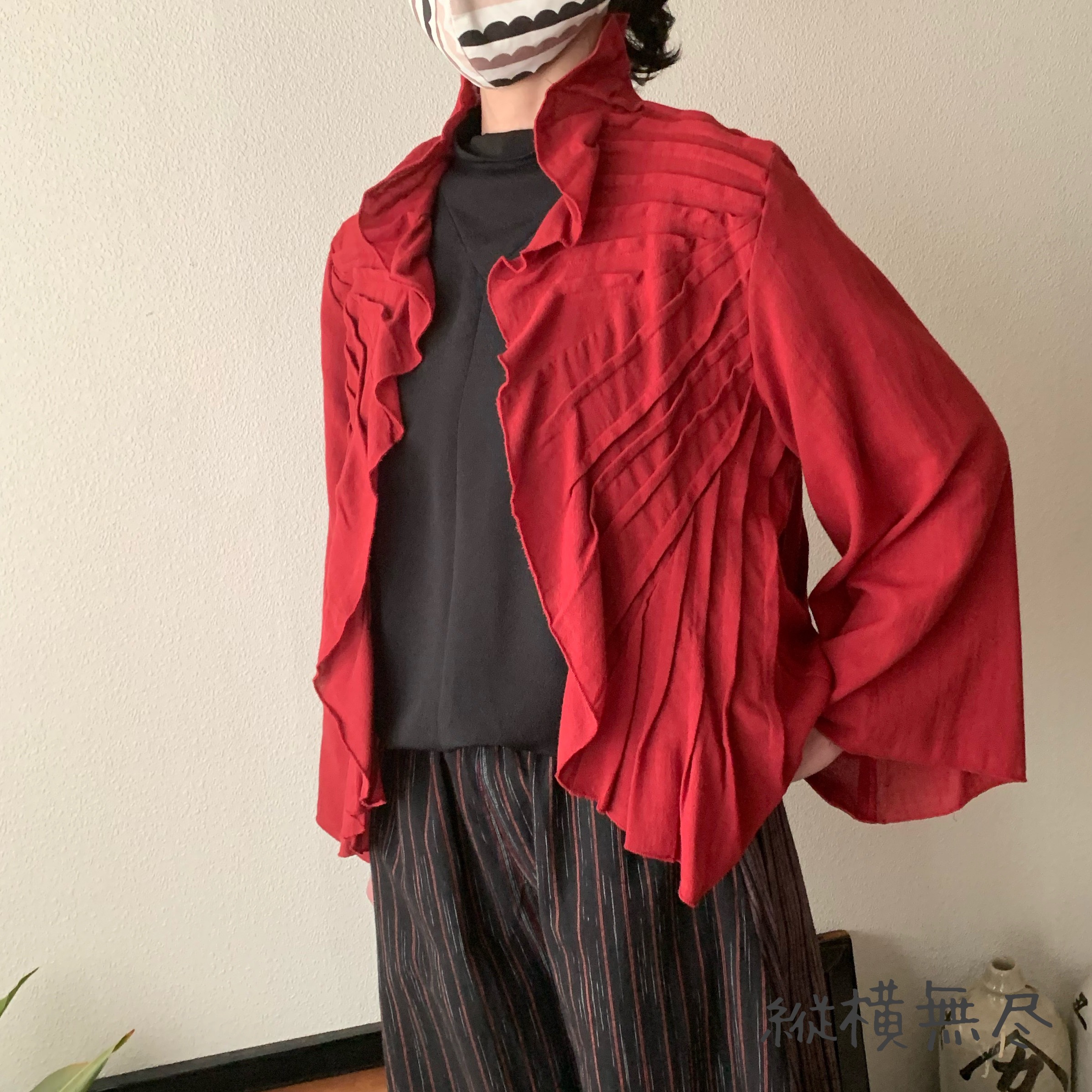 羽織りやすい前開きボレロ風ブラウス　大人の縦ラインフリルとフレアスリーブ袖が美しいライン　赤