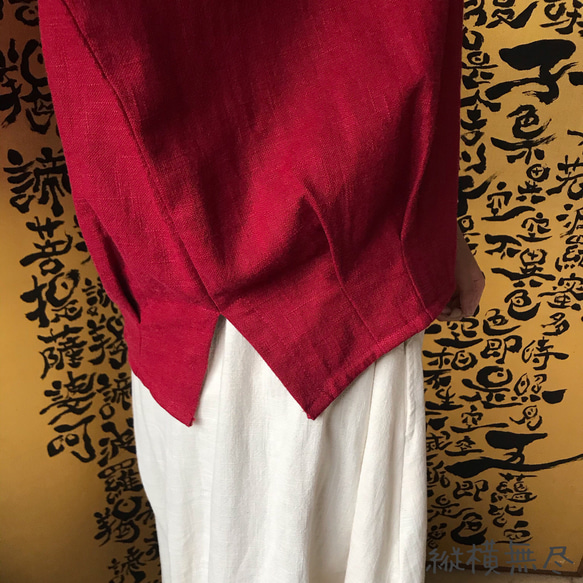 シンプルラインにみえてドルマン袖、裾カーブ、丸首のショート丈ヘンプブラウス　赤 9枚目の画像