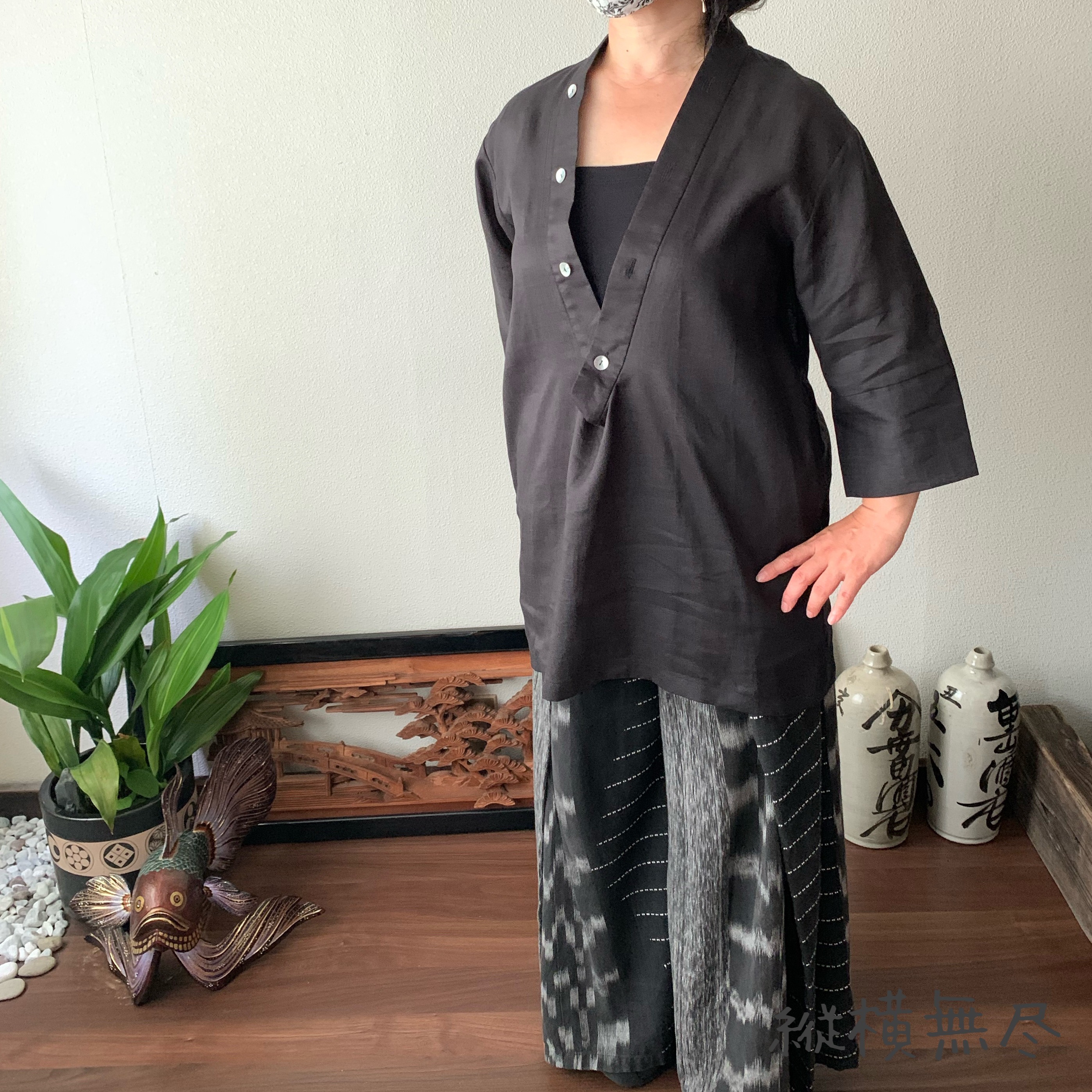 ビックオープンカラーで個性的なリネンのチュニック７分袖ブラウス　袖切り返しボタンもアクセントに　黒