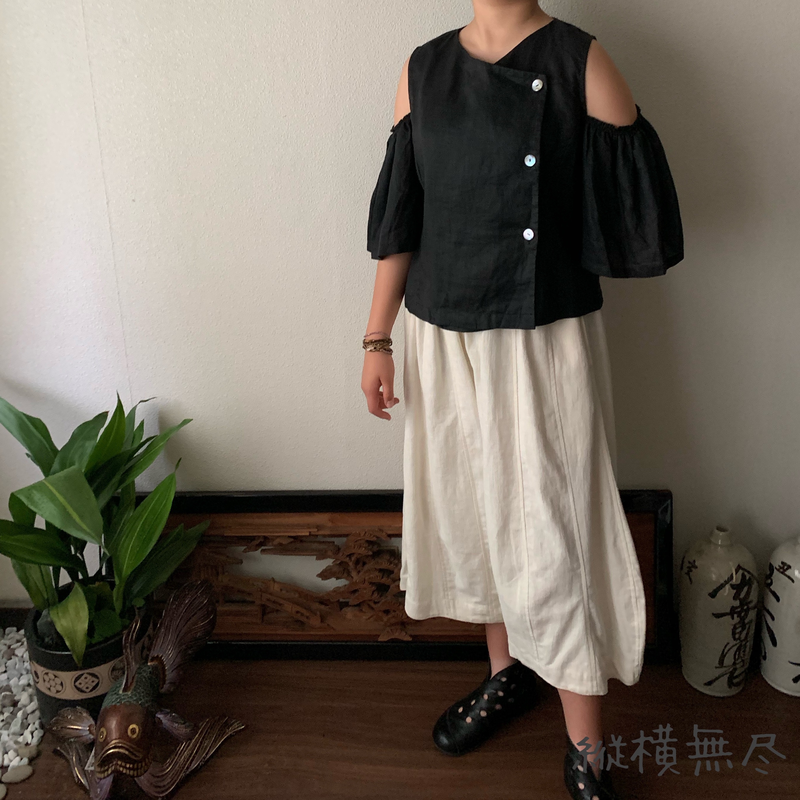 肩出しベルスリーブで個性的にキュートに　リネンの前開き半袖ブラウス