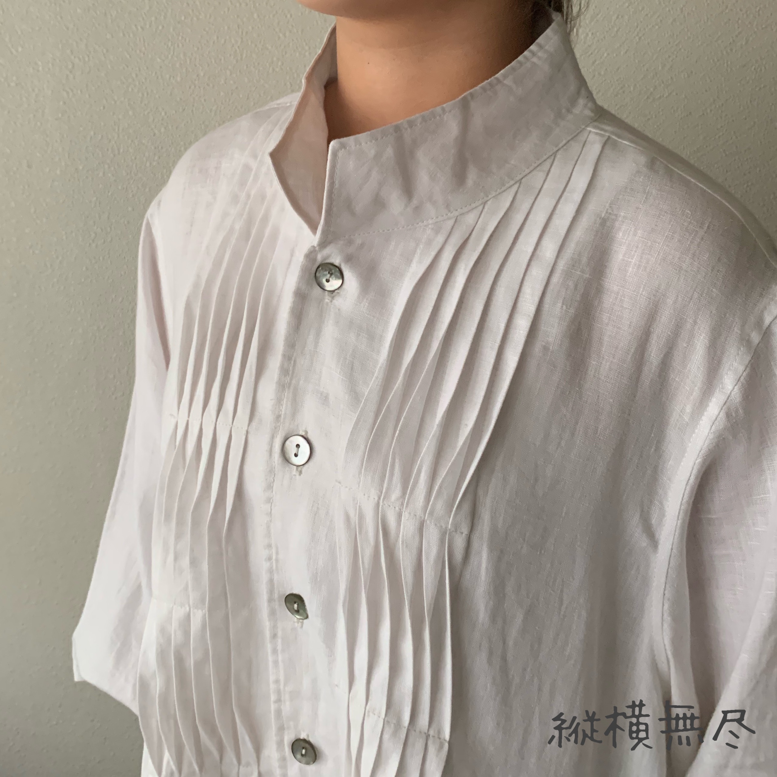 前後の細かい波タックが特徴の着やすいリネンのチュニック前開き男女兼用7分袖ブラウス　白