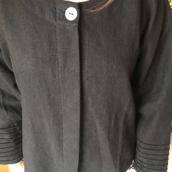 隠し貝ボタンと裾と袖口にピンタックを使ったヘンプの前開き長袖ノーカラージャケット　黒 7枚目の画像