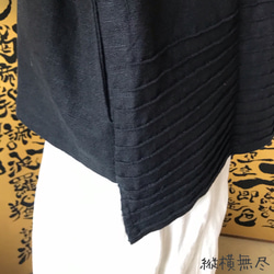 隠し貝ボタンと裾と袖口にピンタックを使ったヘンプの前開き長袖ノーカラージャケット　黒 8枚目の画像