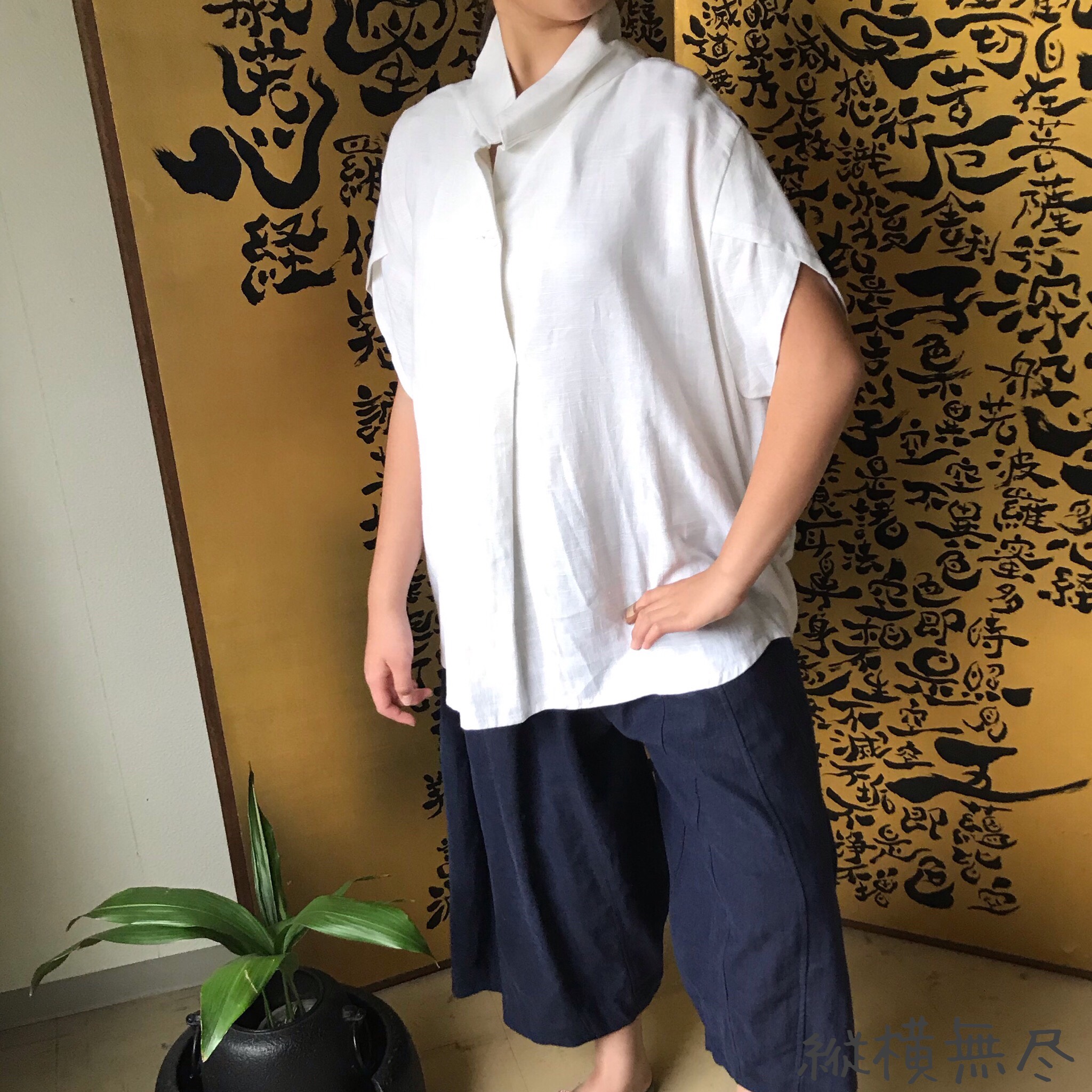 襟高、両脇タック、袖パフスリーブ。細部で遊ぶヘンプブラウス　白