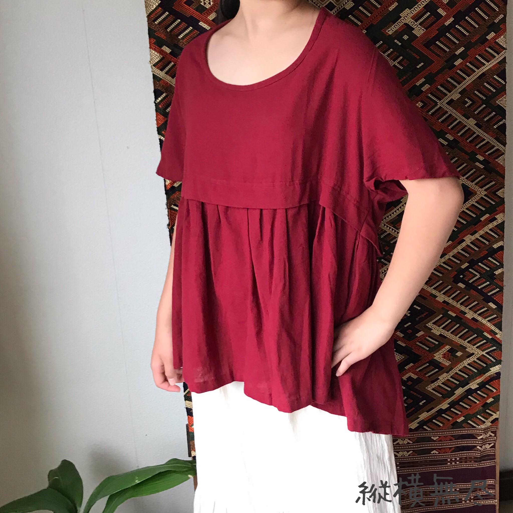 丸首前裾、後裾シャーリングのハイウエストコットンブラウス　赤