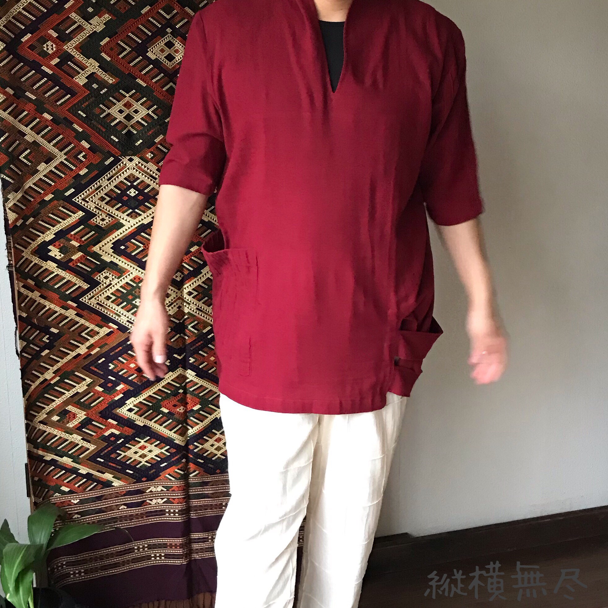 片袖ピンタックとダブルループ裾のコットンメンズブラウス　赤