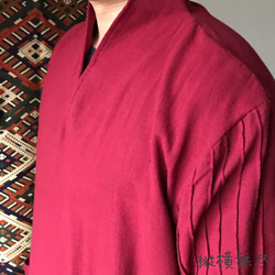 片袖ピンタックとダブルループ裾のコットンメンズブラウス　赤 6枚目の画像
