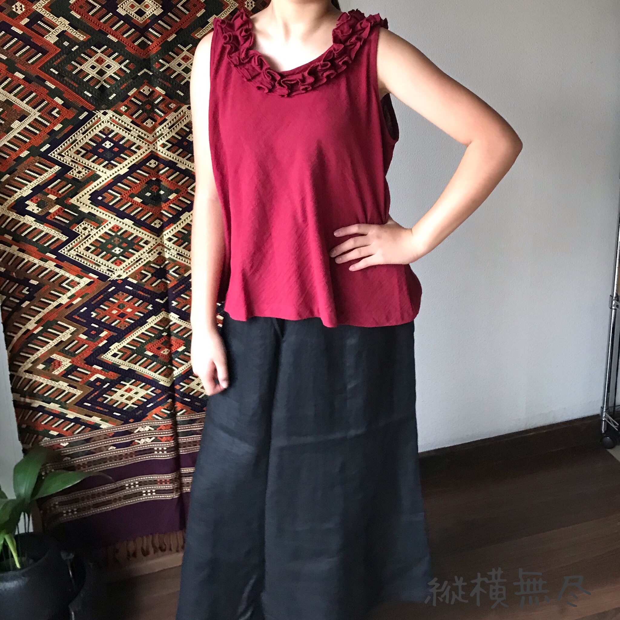 フリル襟が可愛いノースリーブのコットンブラウス　赤