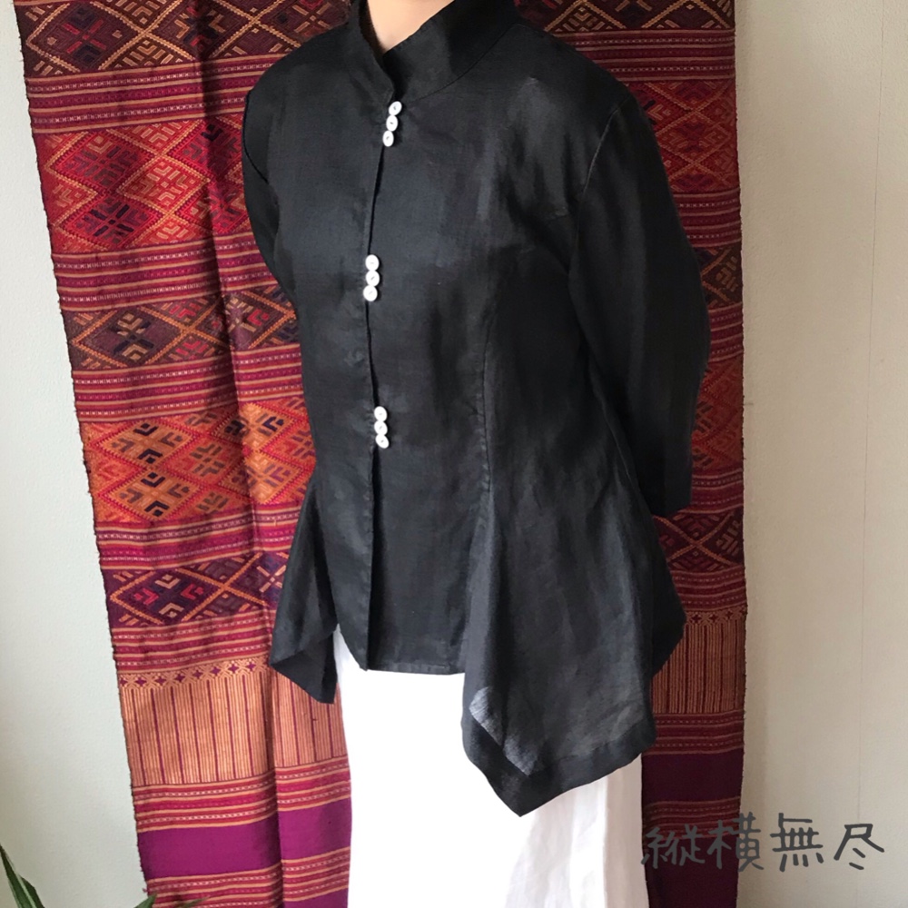 ３つの貝ボタンと裾のギャザーと立体裁断が個性的なリネンの七分袖前開きブラウス　黒