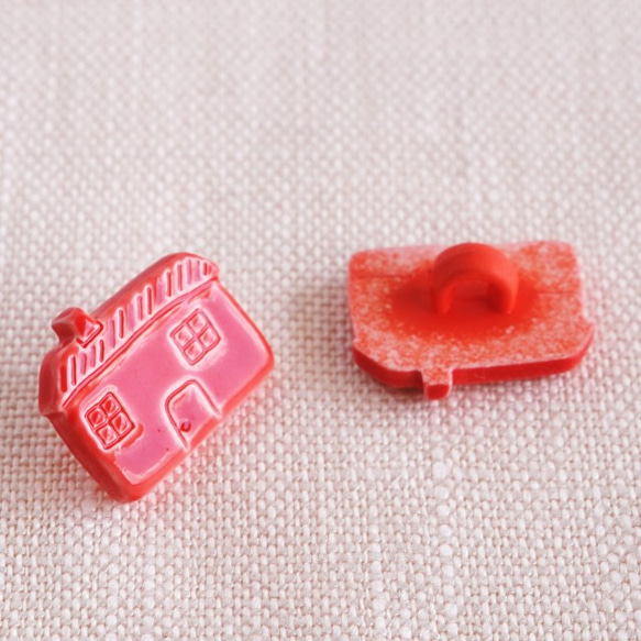 フランス製　赤いおうちのボタン(2個) 3枚目の画像