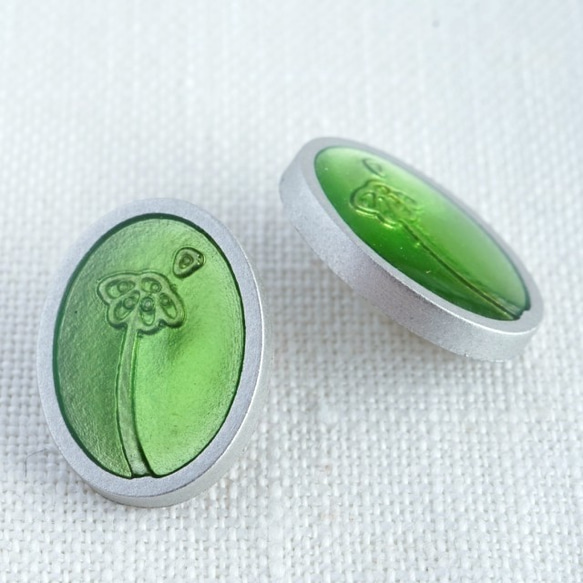 18mm　お花のボタン　ライトグリーン　(2個)　フランス製 3枚目の画像