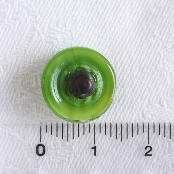 チェコ製 ヴィンテージガラスボタン 若草色 13mm(2個) 5枚目の画像