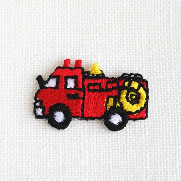 小さい消防車のアップリケ（3枚）　入園グッズに♪ 1枚目の画像