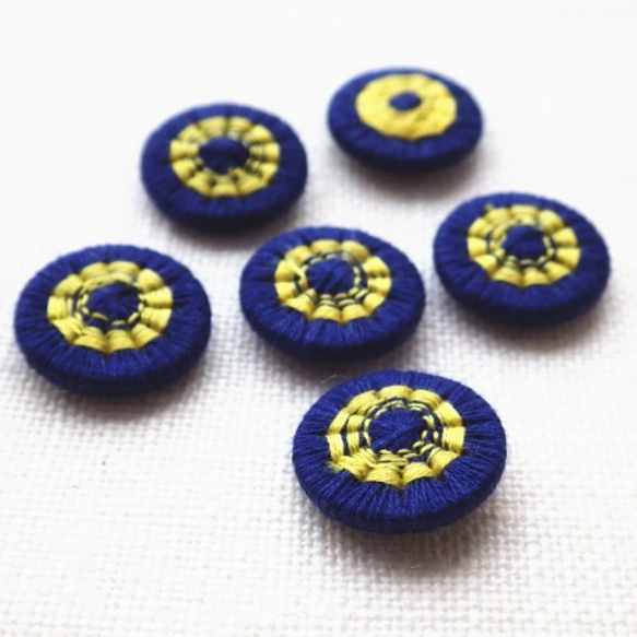 チェコの糸ボタン5個　濃紺/黄色 2枚目の画像