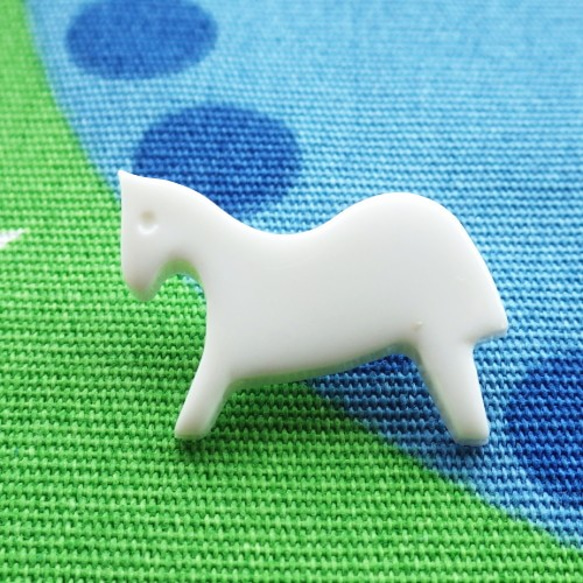 (2個) 22mm 白馬のボタン フランス製 ＊ 馬 白 1枚目の画像