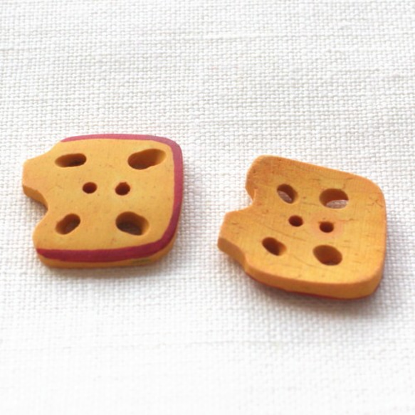 チーズのボタン(2個)　フランス製 2枚目の画像