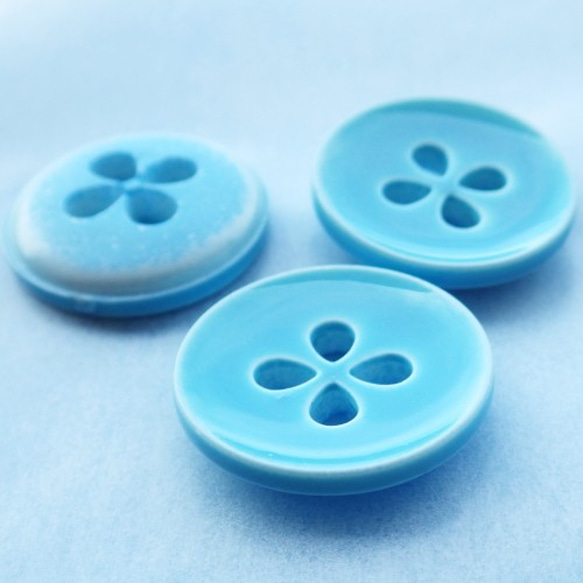 四つ葉のボタン18mm(2個)ブルー　フランス製　■ 4枚目の画像