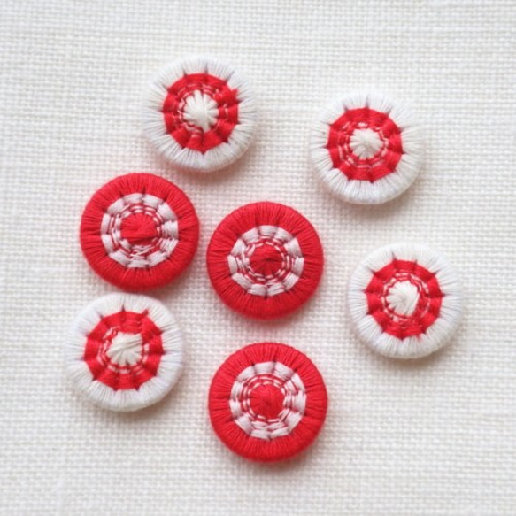 チェコの糸ボタン14mm　赤と白（5個) 3枚目の画像