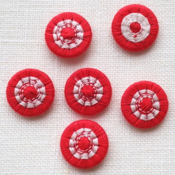 チェコの糸ボタン14mm　赤と白（5個) 5枚目の画像