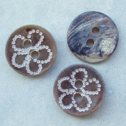 (3個) 14mm 貝ボタン 花模様 フランス製 ＊ 天然素材 シェルボタン ブラウン 4枚目の画像