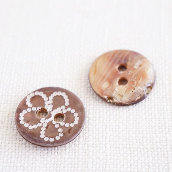 (3個) 14mm 貝ボタン 花模様 フランス製 ＊ 天然素材 シェルボタン ブラウン 5枚目の画像