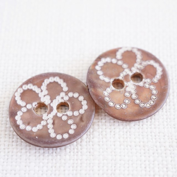 (3個) 14mm 貝ボタン 花模様 フランス製 ＊ 天然素材 シェルボタン ブラウン 1枚目の画像