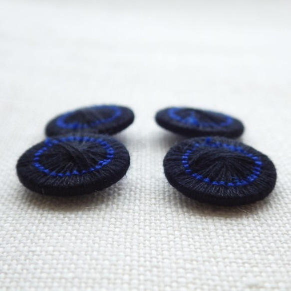 チェコの糸ボタン13mm【4個】黒と青 4枚目の画像