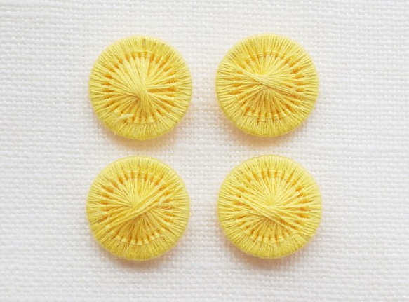 チェコの糸ボタン13mm【4個】黄色 1枚目の画像