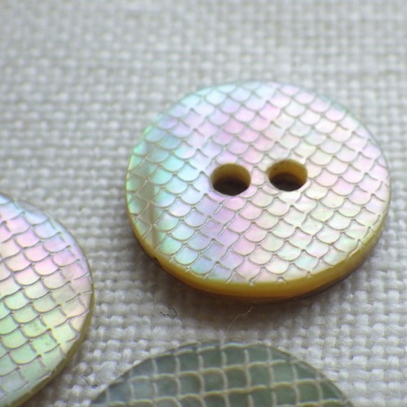 うろこ模様の貝ボタン（3個）　フランス製 4枚目の画像