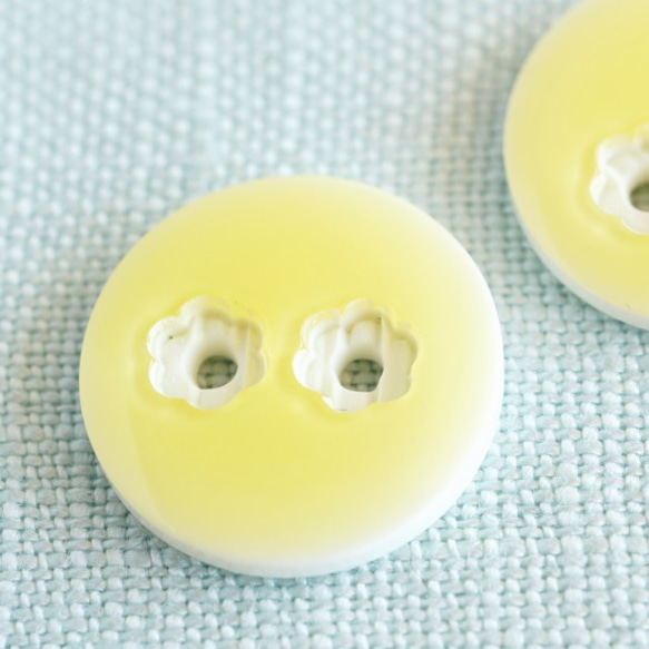 (3個) 15mm お花畑ボタン レモン色 フランス製　＊　女の子、入園、子ども服、黄色 1枚目の画像