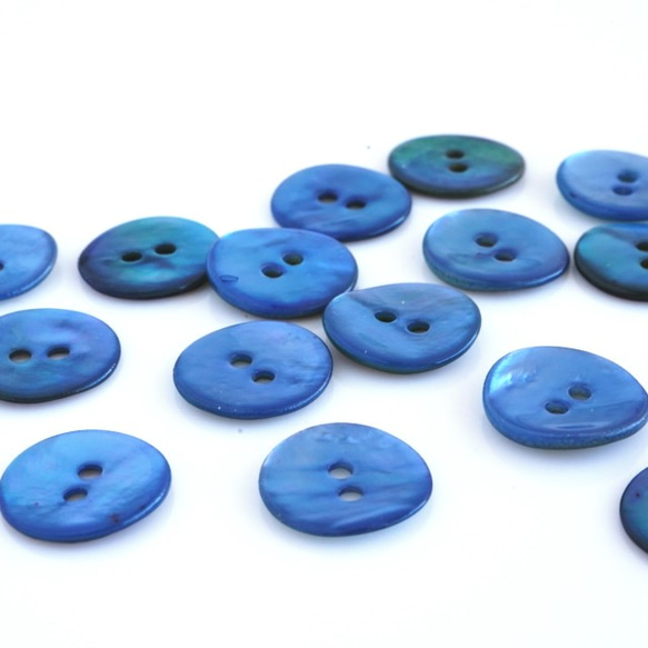 (3個) 12mm カラー貝ボタン 水色 フランス製 ＊ 天然素材 シェルボタン　ブルー 2枚目の画像