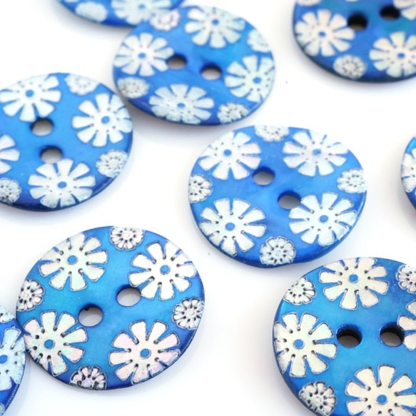 (2個) 15mm 花柄 貝ボタン ブルー フランス製＊天然素材 シェルボタン 水色 1枚目の画像